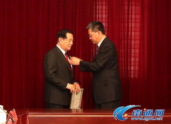 南通大学党委书记浦玉忠为李昌钰颁发终身教授聘书.jpg 南通大学党委书记浦玉忠为李昌钰颁发终身教授聘书.jpg