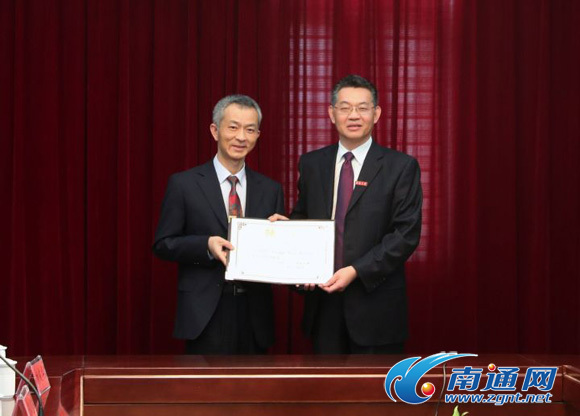 汤玛斯·肯瑟勒教授的代表韩雪华代领终身教授聘书.jpg 汤玛斯·肯瑟勒教授的代表韩雪华代领终身教授聘书.jpg