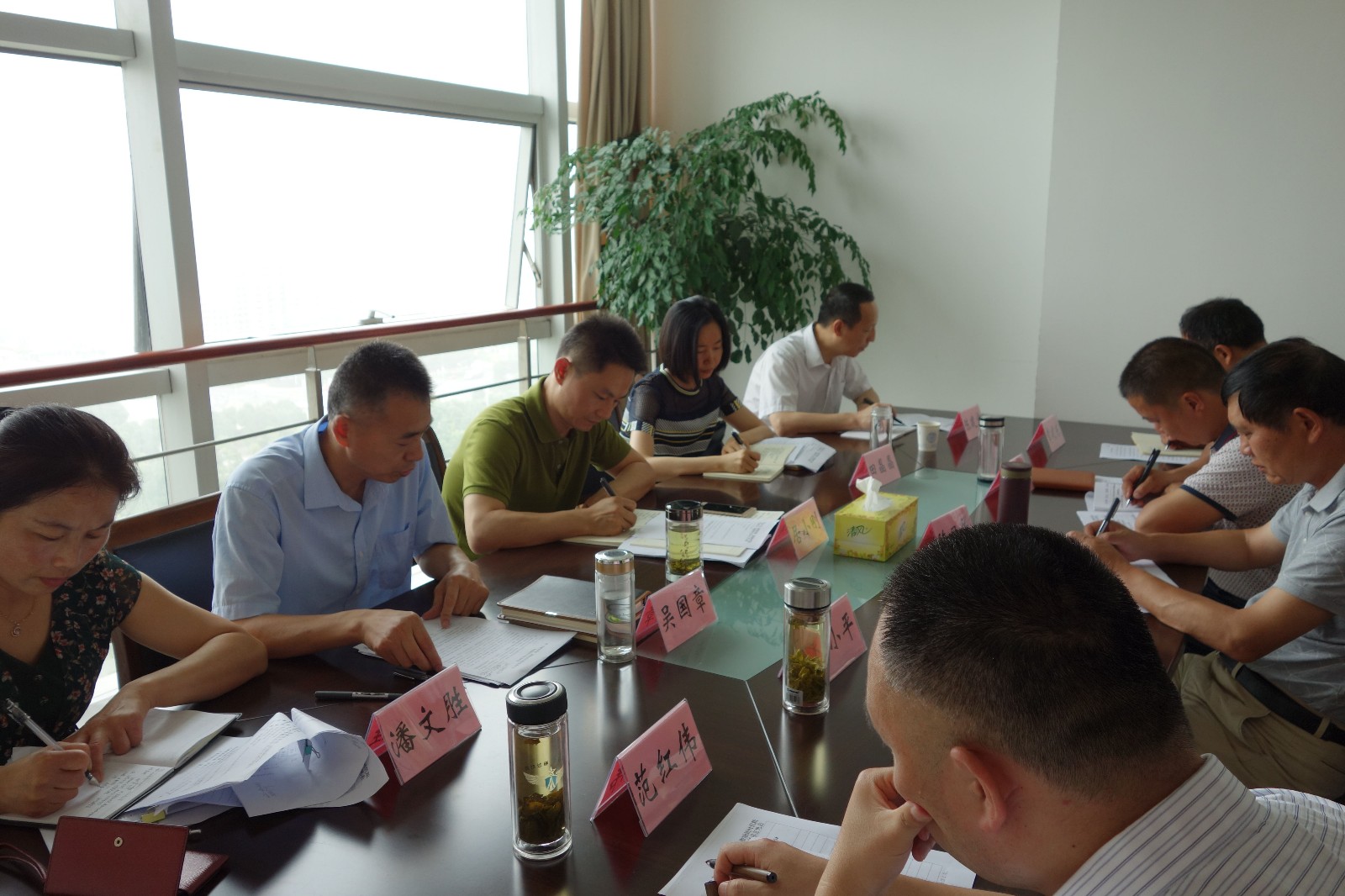 图为如皋市台办党支部召开专题组织生活会.jpg 图为如皋市台办党支部召开专题组织生活会.jpg